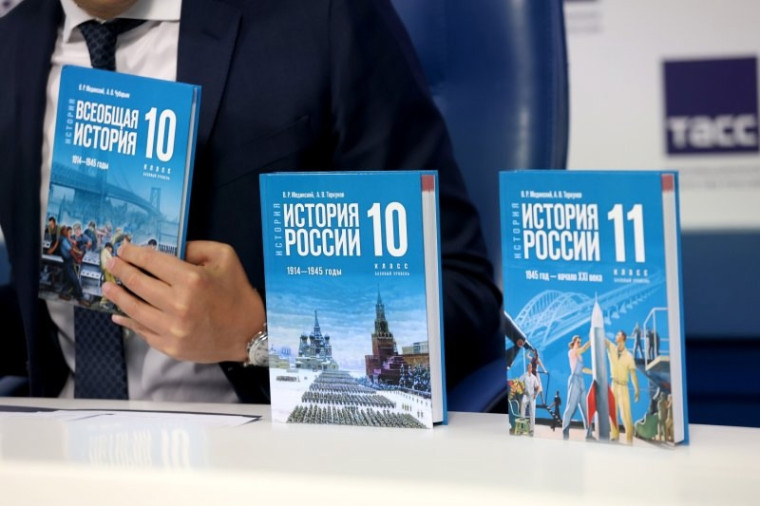 Министр просвещения показал обложки новых учебников истории и обществознания.